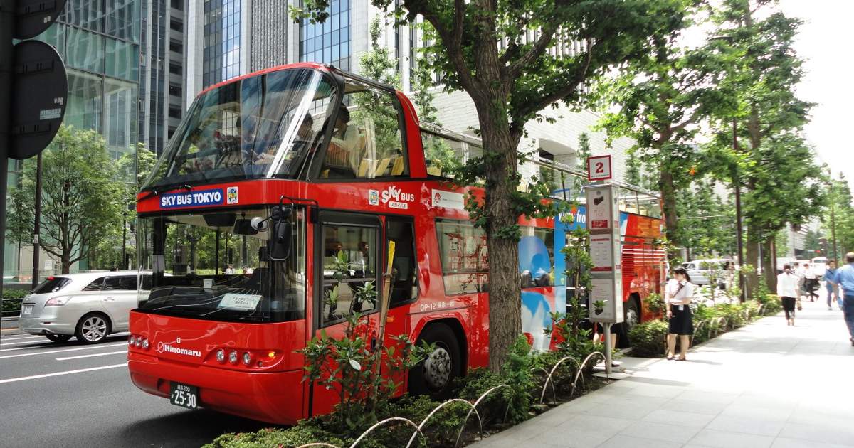 2階建てオープントップバスで乗降自由に東京観光